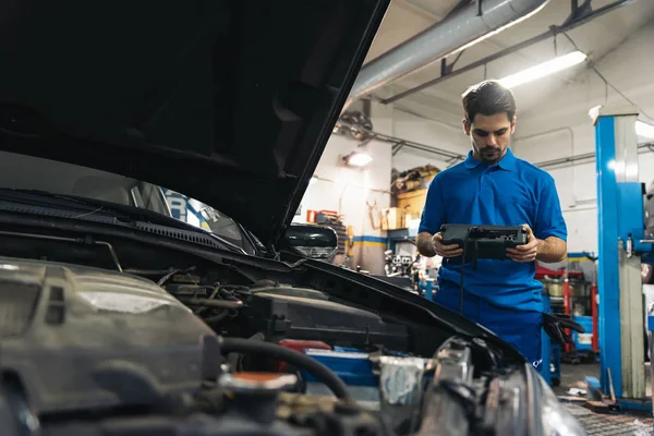 Coche mecánico profesional de reparación . — Foto de Stock