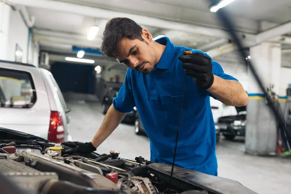 Profesionální mechanik, opravy automobilů. — Stock fotografie