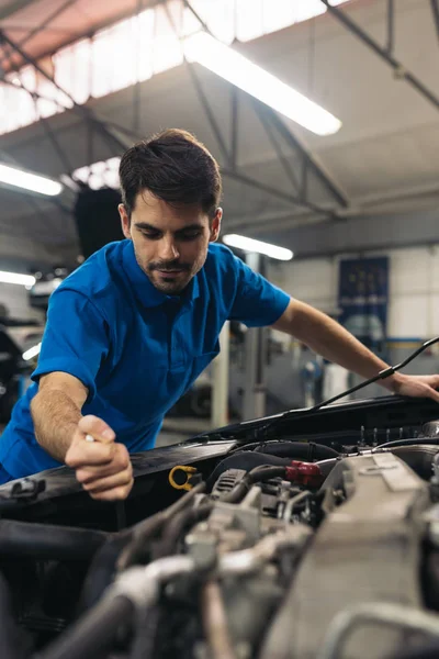 Professionele werktuigkundige herstellen van auto. — Stockfoto