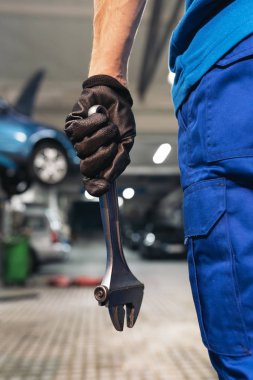 Profesyonel tamirci araba motorunu tamir ediyor..
