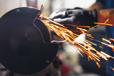 Profesyonel tamirci araba motorunu tamir ediyor..