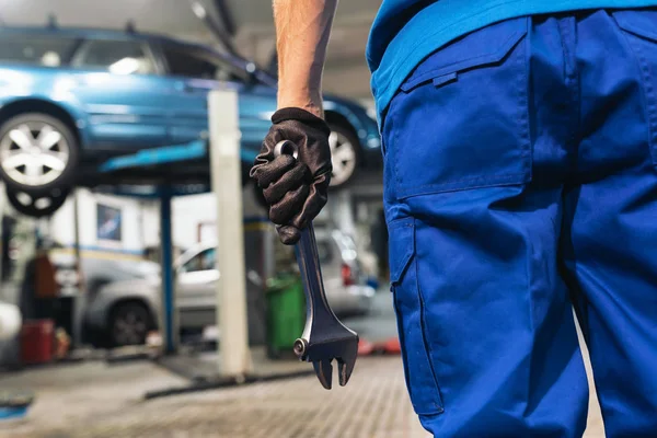 Professionele monteur reparatie van automotor. — Stockfoto