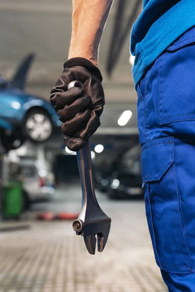 Mécanicien professionnel Réparation moteur de voiture . — Photo