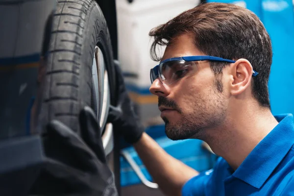 Profesionální automechanik pracuje. — Stock fotografie