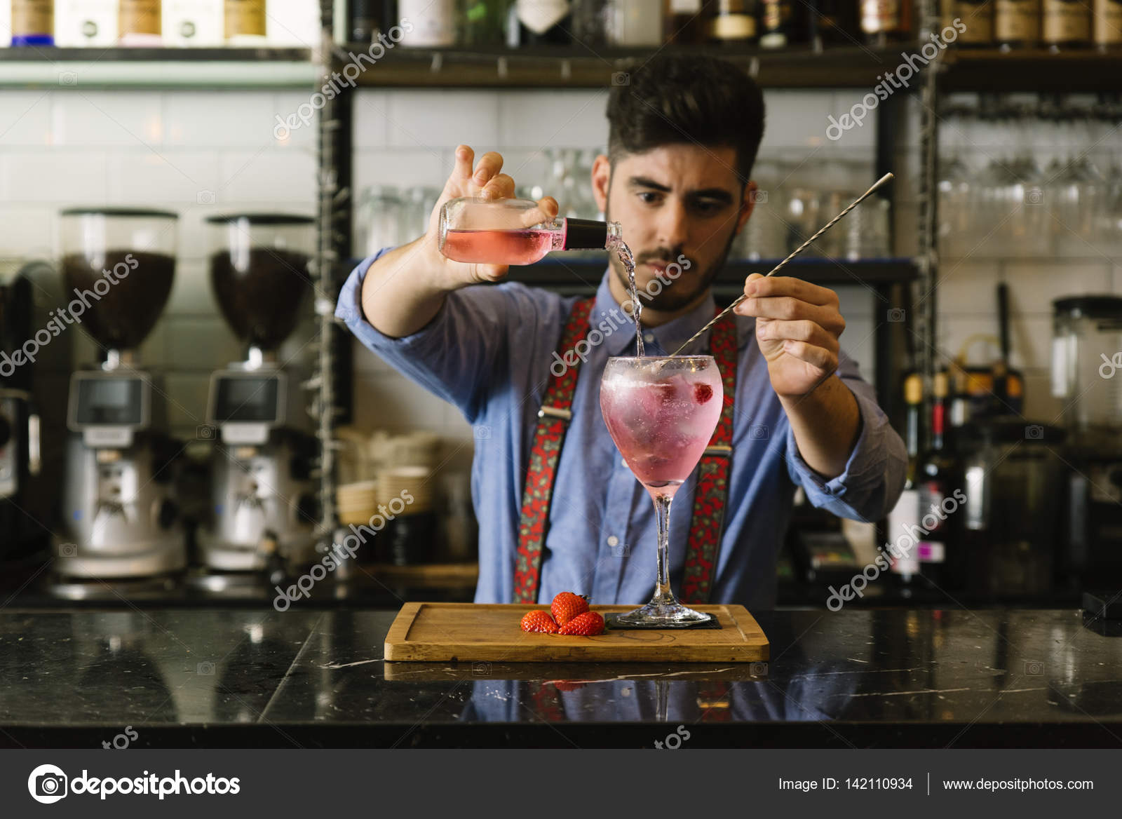 Dating-Cocktail-Kellnerin