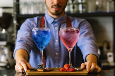 Barmen gece kulübünde kokteyl yapıyor.