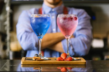 Barmen gece kulübünde kokteyl yapıyor.