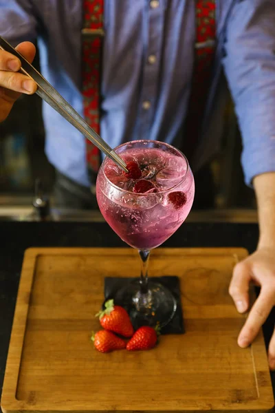 Barman está haciendo cóctel en el club nocturno. . — Foto de Stock