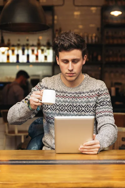 นักธุรกิจใช้แล็ปท็อปของเขาในร้านกาแฟ . — ภาพถ่ายสต็อก