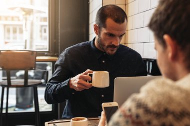 Arkadaşlar telefon kullanarak ve dizüstü.