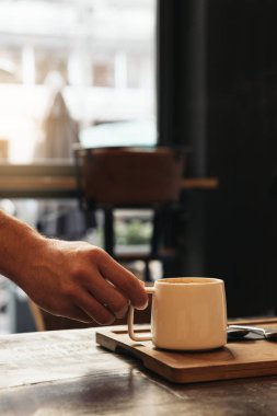 Garson kahve ile bir tepsi tutarak.