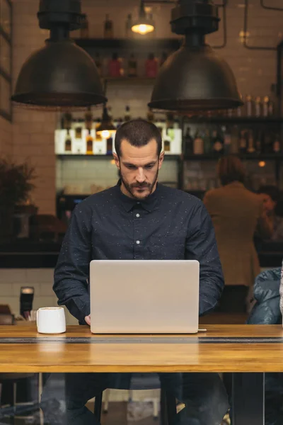 Pengusaha menggunakan laptopnya di Toko CofFee . — Stok Foto