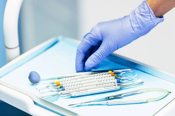 Detalj av handen håller dental verktyg i tandvårdsklinik. — Stockfoto