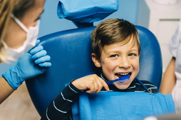 Lekarz dentysta nauczania dziecka do szczotki zęby. — Zdjęcie stockowe