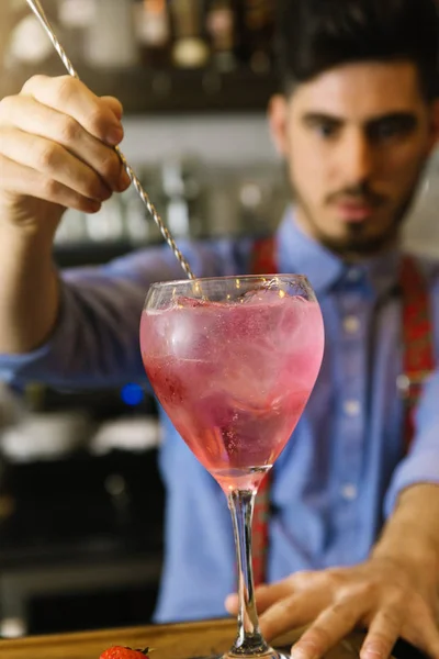 Barman está fazendo coquetel no clube noturno . — Fotografia de Stock