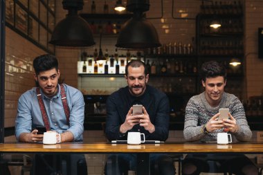 Arkadaşlar telefon kullanarak ve dizüstü.