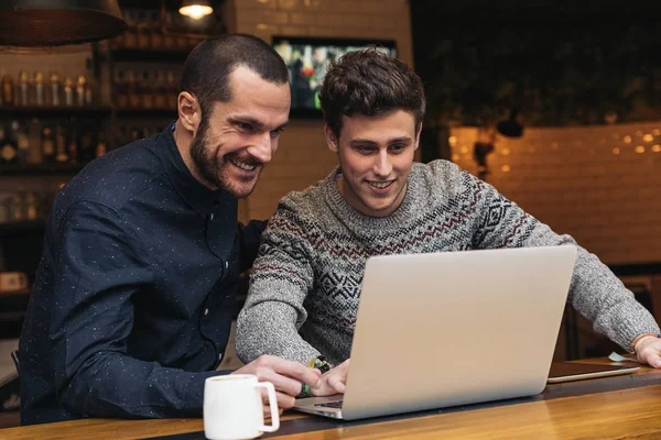 Teman menggunakan mobile dan laptop . — Stok Foto