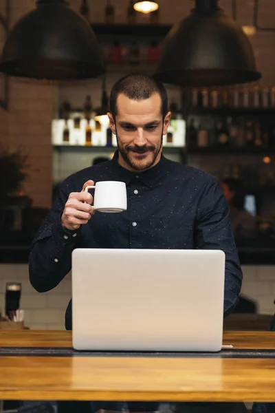 นักธุรกิจใช้แล็ปท็อปของเขาในร้านกาแฟ . — ภาพถ่ายสต็อก