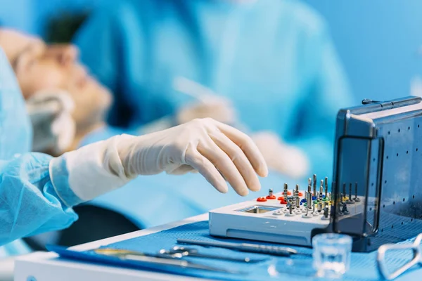 Dentisti con un paziente durante un intervento dentale . — Foto Stock