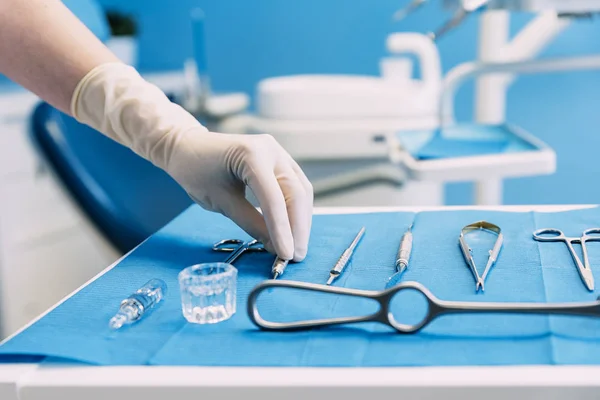 Detalle de herramientas dentales de mano en clínica dental . — Foto de Stock