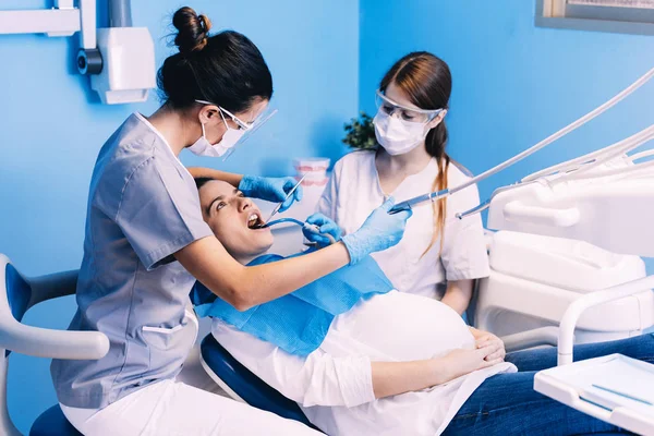 치과 개입 중 환자와 치과 의사. — 스톡 사진