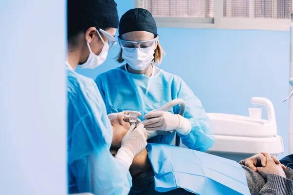Fogorvos-fogászati beavatkozás során a beteg. — Stock Fotó