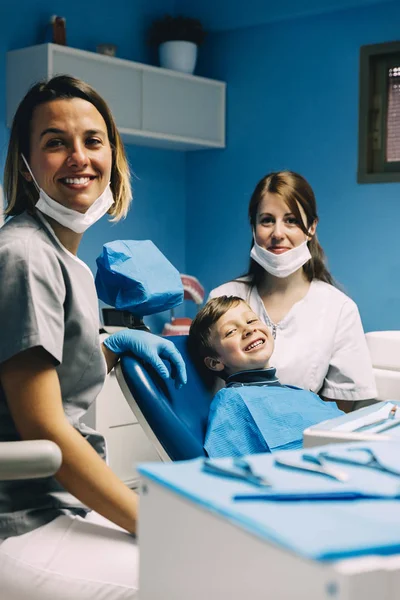 Портрет стоматолога и ребенка в стоматологической клинике . — стоковое фото