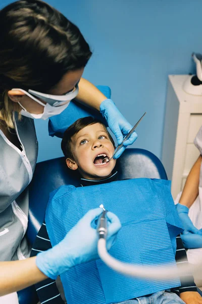 Diş hekimleri çocuk diş bir müdahale sırasında bir hastayla. — Stok fotoğraf