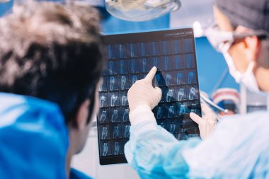 Doktor hastasını ile konuşmak ve bir grafisi öğretim.