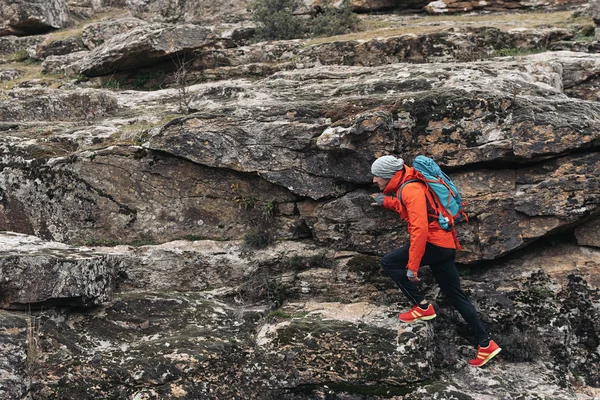 Ung Backpacker njuter av naturen. — Stockfoto