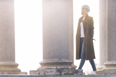 Sokaktaki genç bir kadının portresi..