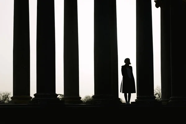 Silhouette einer jungen Frau auf der Straße. — Stockfoto
