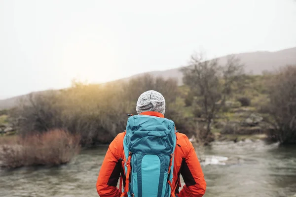 Joven mochilero disfrutando de la naturaleza . — Foto de Stock