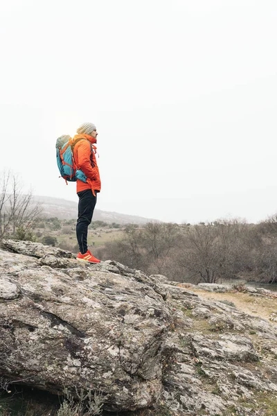 Ung Backpacker njuter av naturen. — Stockfoto