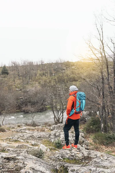 Ung Backpacker njuter av naturen. — Stockfoto