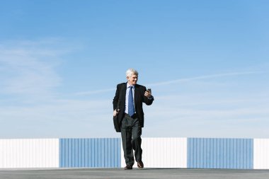 Sokağın ortasında üst düzey iş adamı.