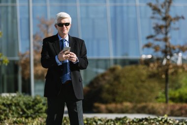 Sokağın ortasında üst düzey iş adamı.