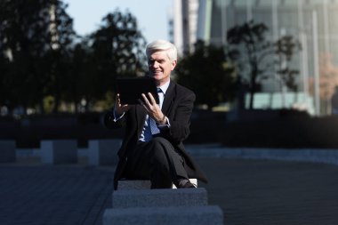 Sokağın ortasında üst düzey iş adamı.