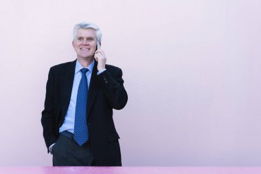 Sokağın ortasında üst düzey iş adamı.