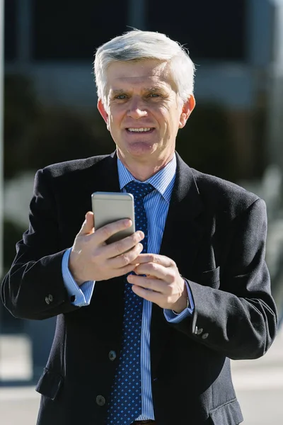 Senior Businessman in the Street. — Stock Photo, Image