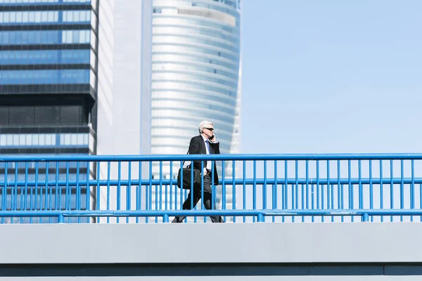 Sokağın ortasında üst düzey iş adamı.