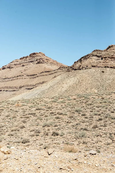 乾燥した岩石の起伏に富んだ砂漠. — ストック写真
