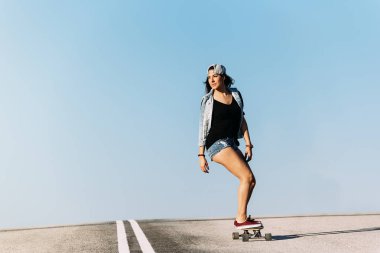 Onun longboard üzerinde sürme güzel patenci kadın.
