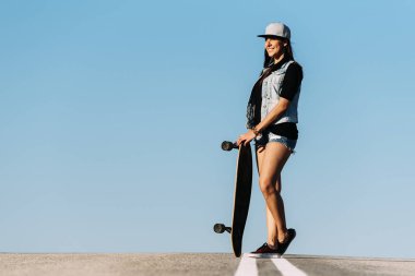 Onun longboard ile poz güzel patenci kadın.