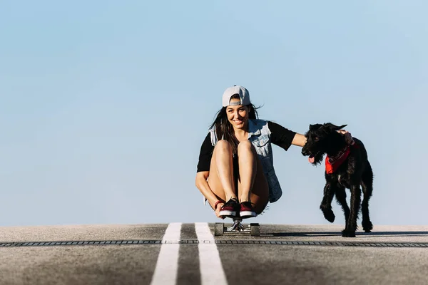 Jovem bonita brincando com seu cão . — Fotografia de Stock