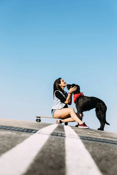 그녀의 개를 사랑 하는 아름 다운 영. — 스톡 사진