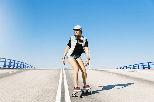 Wanita skater cantik naik di longboard-nya . — Stok Foto