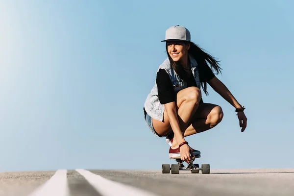 Kobieta piękna skater jazda na jej longboard. — Zdjęcie stockowe