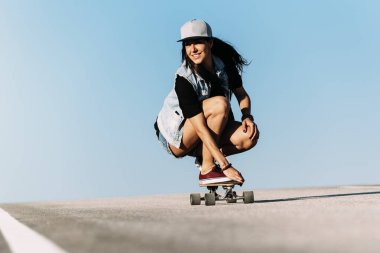 Onun longboard üzerinde sürme güzel patenci kadın.