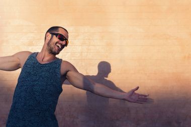 Sokakta gülen adam.